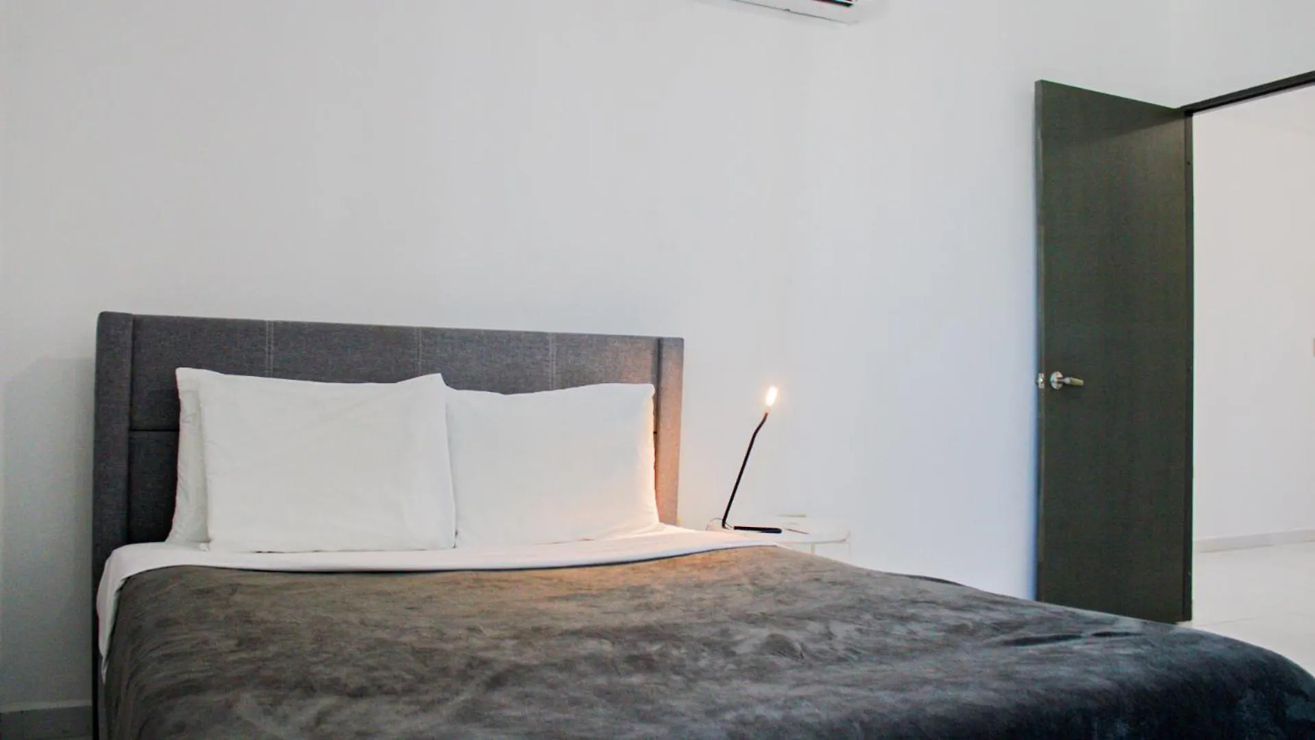Arecibo Hotel 2107 דירה